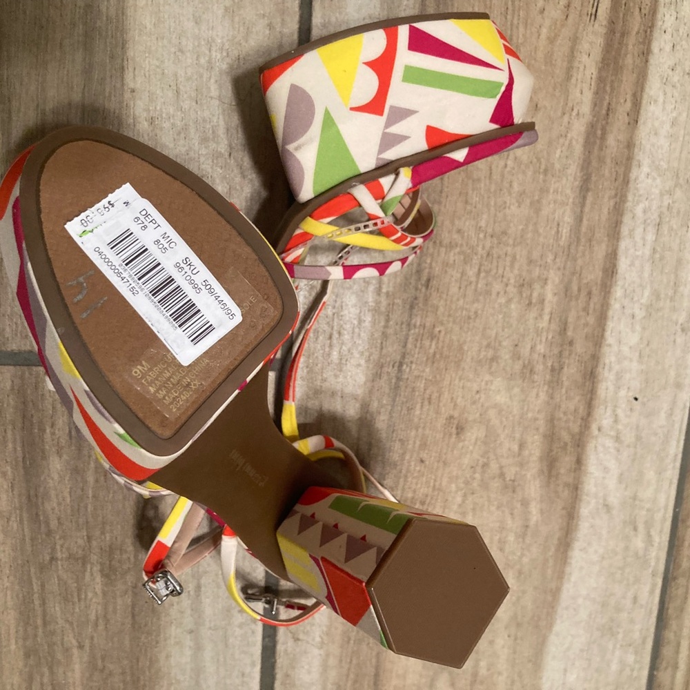 Gianni Bini
Parrish Geo Print Strappy Platform
Sandals - Picture 3 of 3